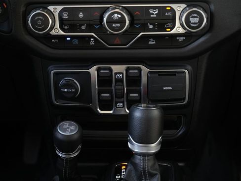 Used 2024 Jeep Wrangler Unlimited w/ Convenience Group AWD/4WD image 39