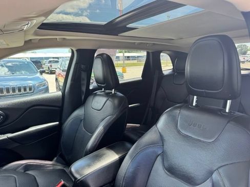 Used 2015 Jeep Cherokee Limited w/ Luxury Group AWD/4WD image 25