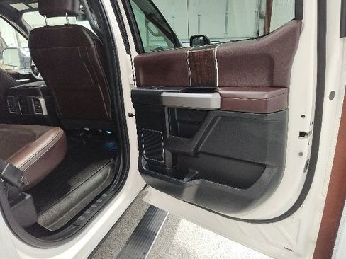 Used 2015 Ford F150 Platinum w/ Equipment Group 701A Luxury AWD/4WD image 19
