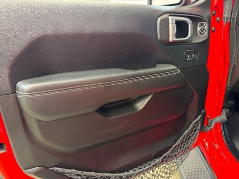 Used 2019 Jeep Wrangler Unlimited Sahara AWD/4WD image 8