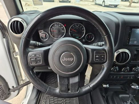 Used 2017 Jeep Wrangler Unlimited Rubicon w/ Cold Weather Group AWD/4WD image 11