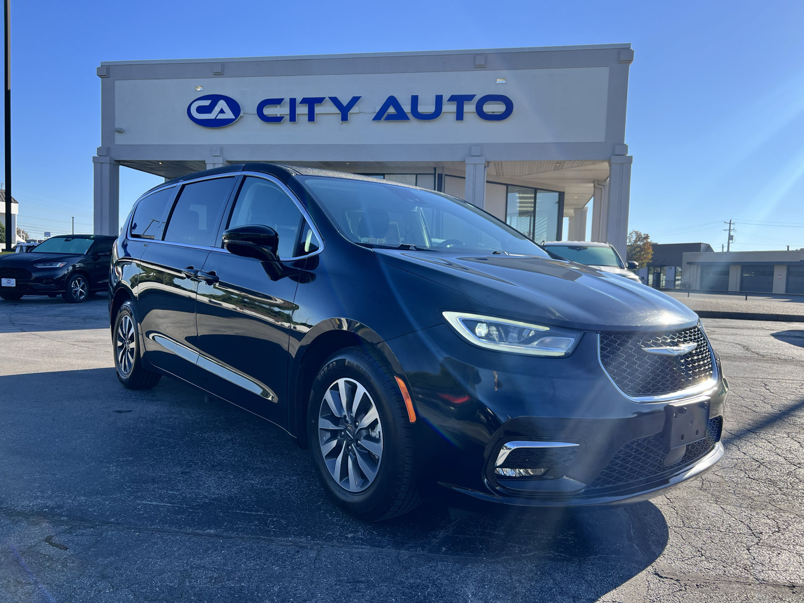 Used 2024 Chrysler Pacifica Limited FWD image 1