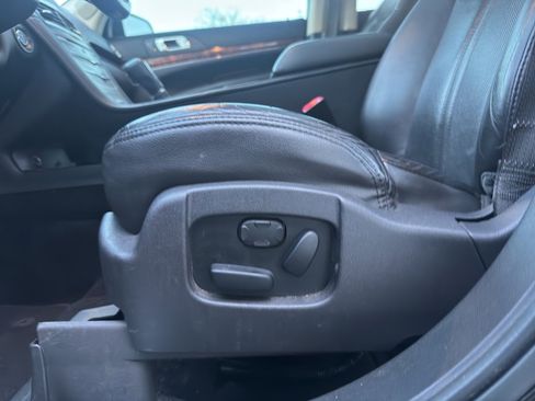 Used 2019 Lincoln MKT AWD image 17