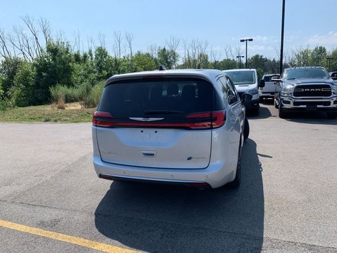 Used 2023 Chrysler Pacifica Limited FWD image 2