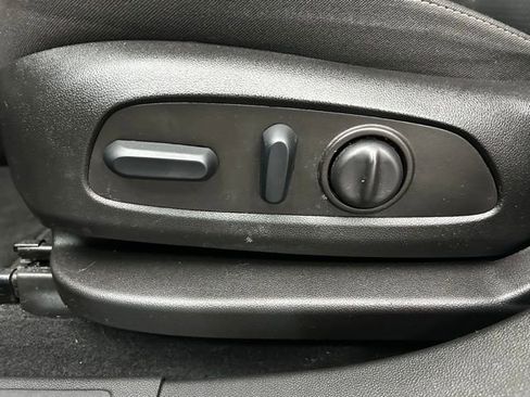 Used 2023 GMC Acadia SLE w/ Driver Convenience Package image 9