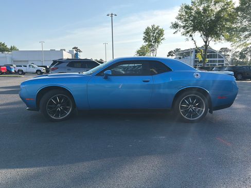 Used 2019 Dodge Challenger SXT RWD image 9