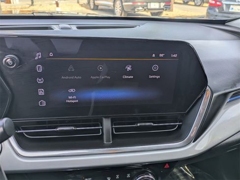 Used 2025 Chevrolet Trax LT w/ LT Convenience Package image 17