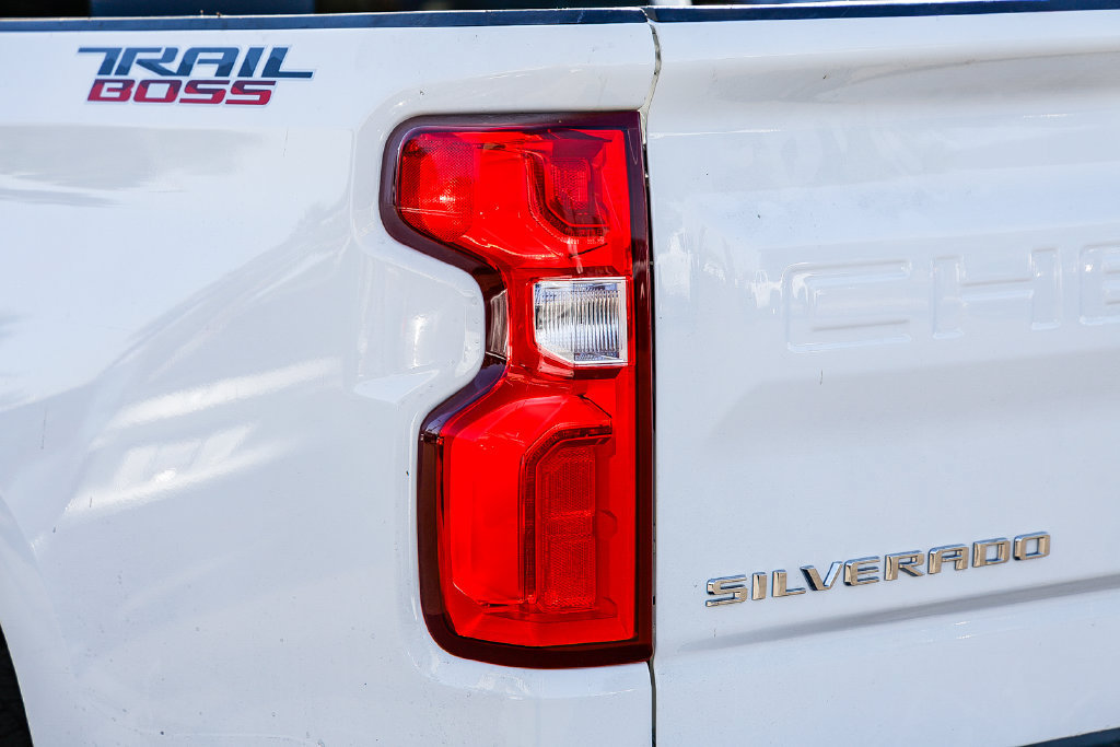 Used 2025 Chevrolet Silverado 1500 LT Trail Boss w/ Convenience Package II AWD/4WD image 8