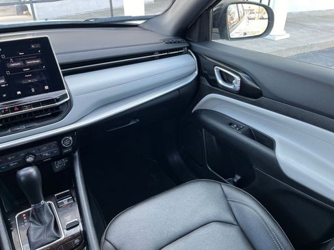 Used 2025 Jeep Compass Limited image 33