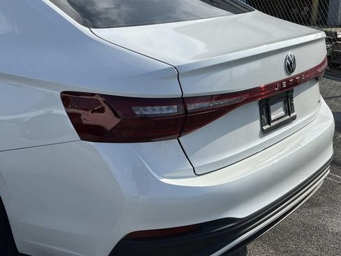 Used 2025 Volkswagen Jetta SE FWD image 12