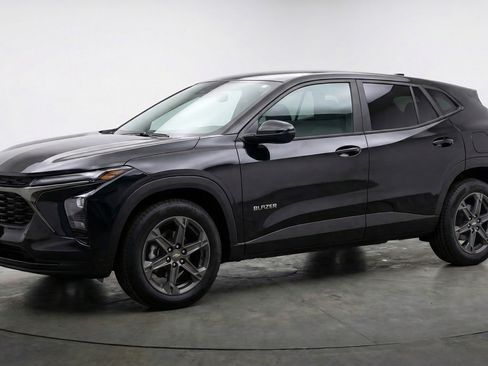 Used 2025 Chevrolet Blazer LT FWD image 3