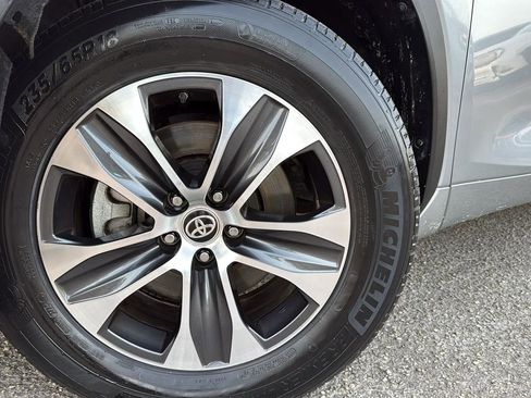 Used 2021 Toyota Highlander XLE image 7