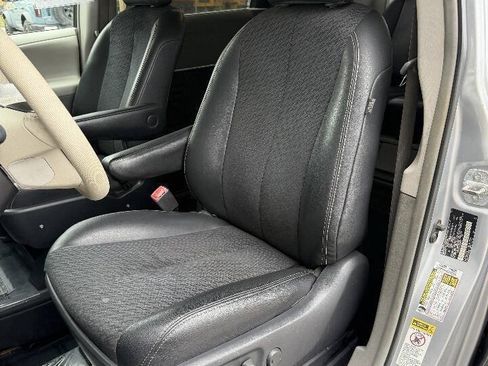 Used 2014 Toyota Sienna SE FWD image 30