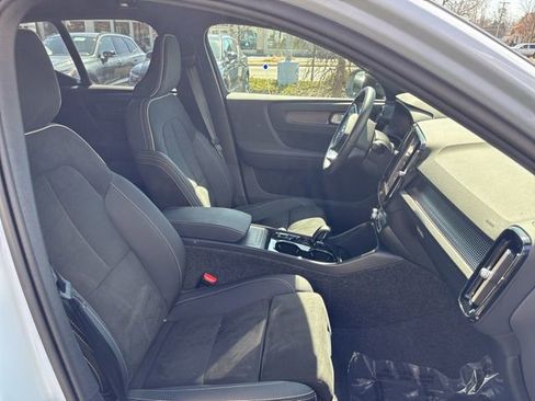 Used 2025 Volvo XC40 B5 Plus image 16