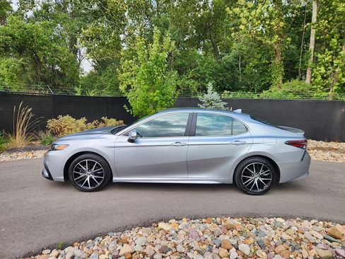 Used 2024 Toyota Camry SE image 2