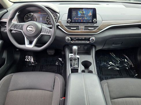 Used 2025 Nissan Altima 2.5 SV FWD image 17