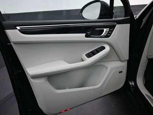 New 2025 Porsche Macan S image 17