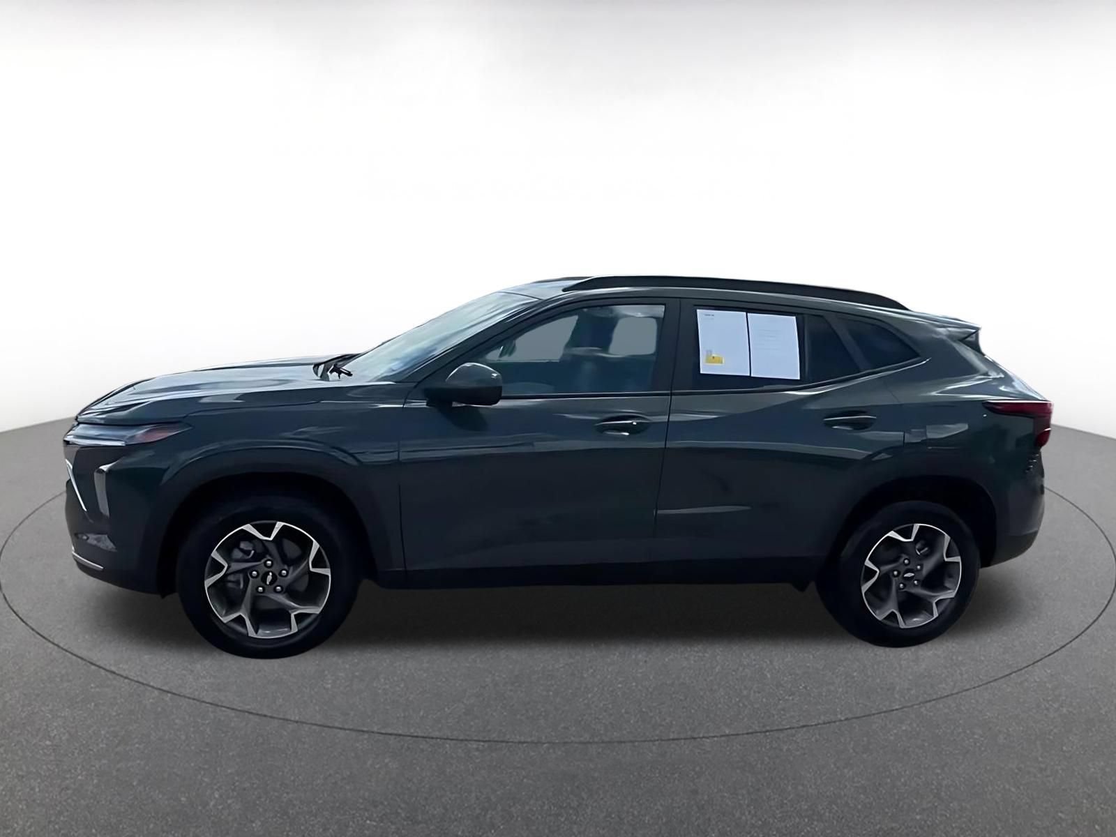 Used 2025 Chevrolet Trax LT w/ LT Convenience Package FWD image 8