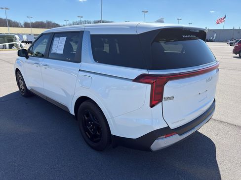 Used 2025 Kia Carnival image 3