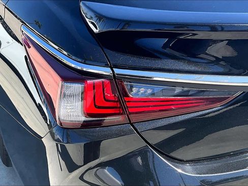 Used 2024 Lexus ES 300h w/ Premium Package image 29