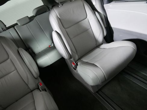 Used 2018 Toyota Sienna XLE w/ XLE Navigation Package image 14