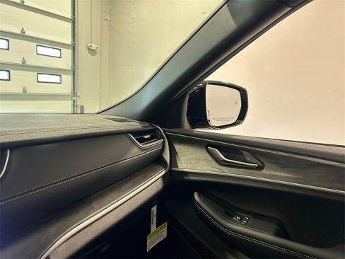 New 2025 Jeep Grand Cherokee Limited image 26