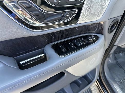 Used 2019 Lincoln Navigator Reserve AWD/4WD image 17