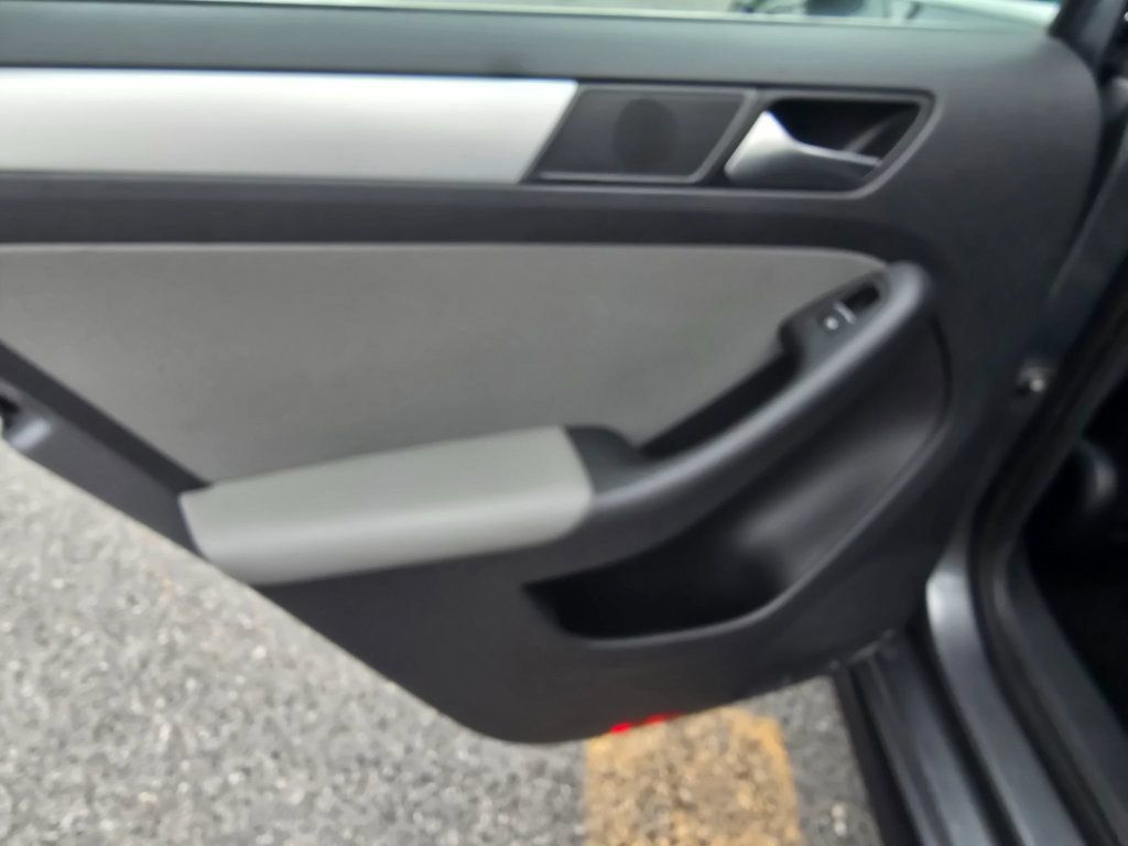Used 2014 Volkswagen Jetta Hybrid Sedan FWD image 12