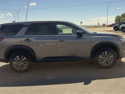 Used 2024 Nissan Pathfinder S AWD/4WD image 9