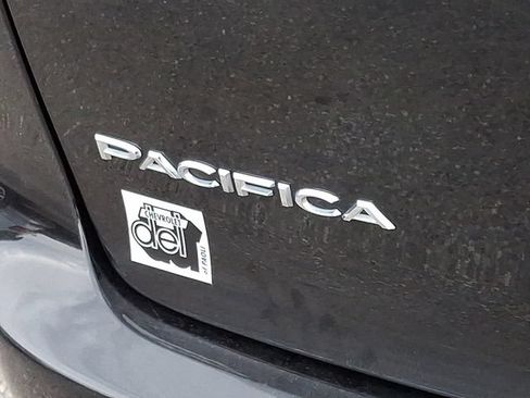 Used 2023 Chrysler Pacifica Touring-L FWD image 29