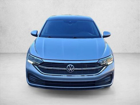 Used 2022 Volkswagen Jetta SE w/ Panoramic Sunroof Package FWD image 2