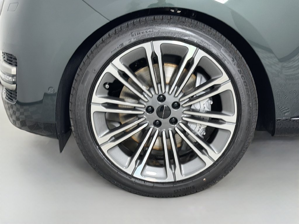 New 2026 Land Rover Range Rover Long Wheelbase SE AWD/4WD image 33