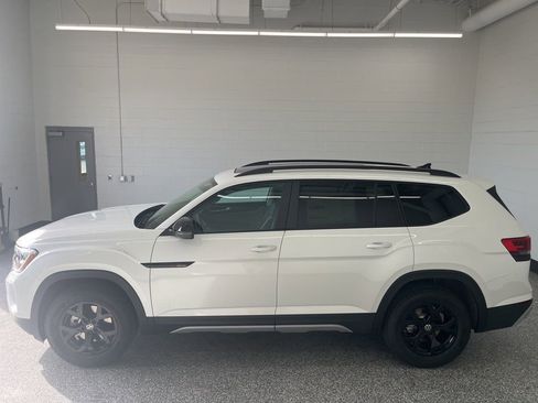 New 2026 Volkswagen Atlas Peak Edition AWD/4WD image 2