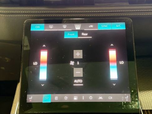 Used 2025 Cadillac Escalade ESV Premium Luxury image 16