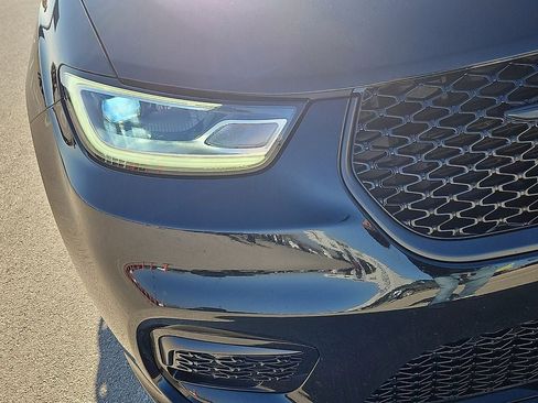 Used 2024 Chrysler Pacifica Limited w/ S Appearance Package image 7