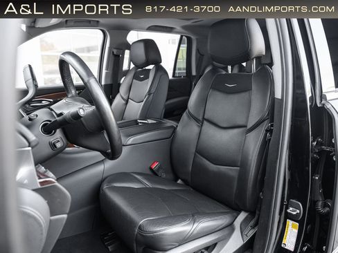 Used 2019 Cadillac Escalade Luxury AWD/4WD image 3