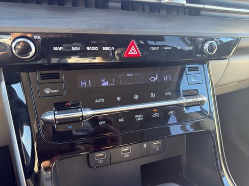 Used 2024 Kia Carnival EX image 20