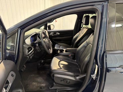 Used 2023 Chrysler Pacifica Touring-L w/ S Appearance Package image 10