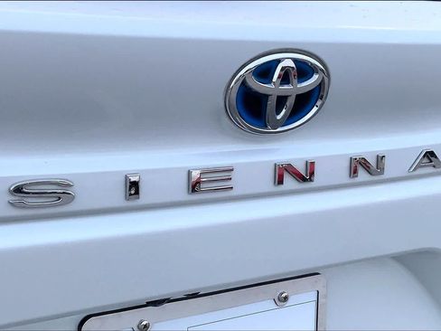 Used 2023 Toyota Sienna Platinum FWD image 28