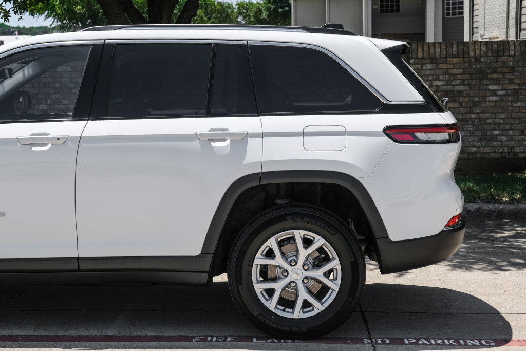 Used 2023 Jeep Grand Cherokee Limited w/ Luxury Tech Group II AWD/4WD image 22