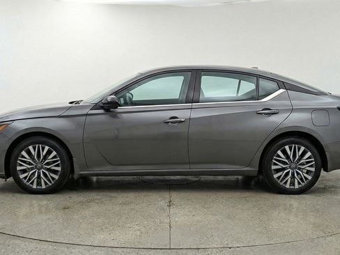 Used 2025 Nissan Altima 2.5 SV FWD image 5