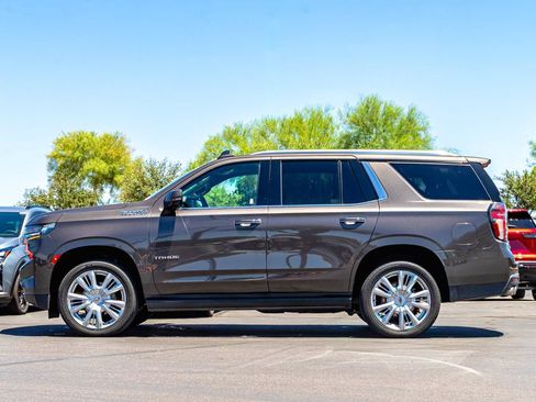 Used 2021 Chevrolet Tahoe High Country w/ Premium Package AWD/4WD image 2