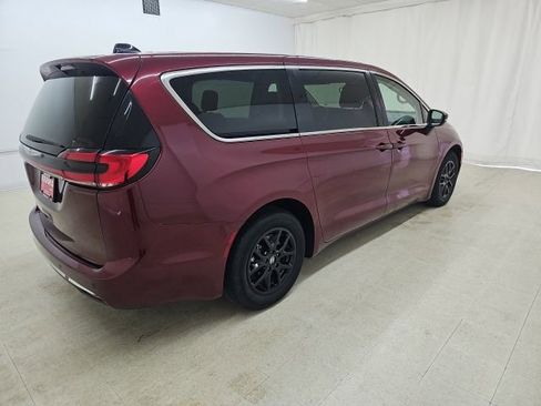 Used 2023 Chrysler Pacifica Touring-L FWD image 13