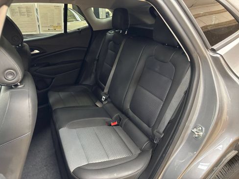 Used 2025 Chevrolet Trax LT FWD image 37