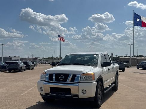 Used 2015 Nissan Titan SV w/ SV Value Truck Package RWD image 8