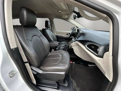 Used 2023 Chrysler Voyager LX FWD image 18