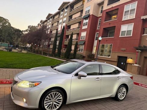 Used 2013 Lexus ES 350 w/ Luxury Pkg FWD image 2