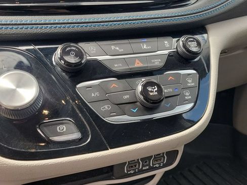 Used 2021 Chrysler Pacifica Touring-L FWD image 24