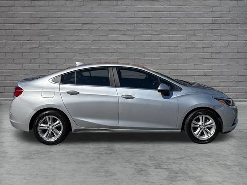 Used 2017 Chevrolet Cruze LT w/ Convenience Package FWD image 8