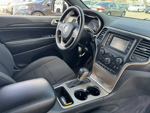 Used 2017 Jeep Grand Cherokee Laredo image 14